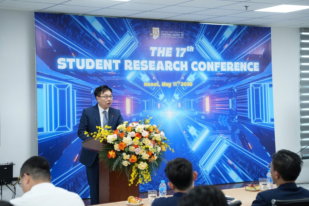 Phó Giáo sư, Tiến sĩ Nguyễn Văn Định - Phó Hiệu trưởng Trường Quốc tế - Đại học Quốc gia Hà Nội phát biểu tại Hội nghị. fca88094e42f56710f3e.jpg