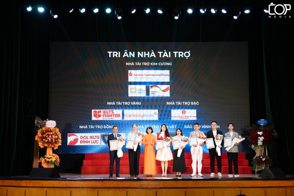 Nhà giáo ưu tú, Phó giáo sư, Tiến sĩ Phạm Thị Hoàng Anh - Phó Giám đốc phụ trách Học viện Ngân hàng chụp ảnh lưu niệm cùng các nhà tài trợ DSC00211.jpg