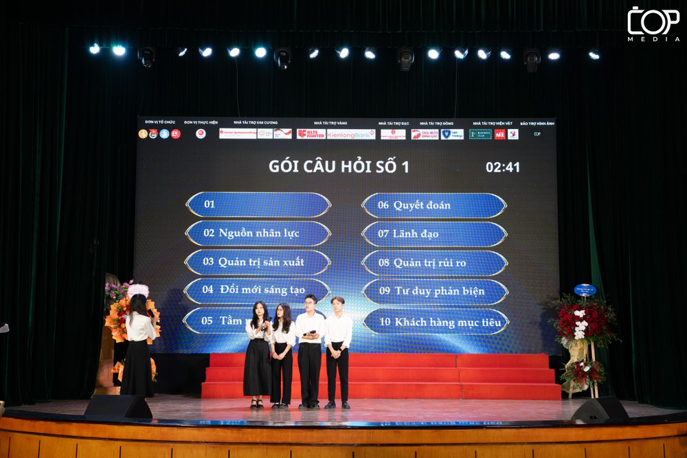 Các đội thi tham gia phần thi Hiểu ý đồng đội DSC00321.jpg