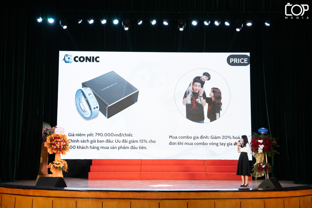 Đội ECONIC thuyết trình dự án của mình DSC00356.jpg