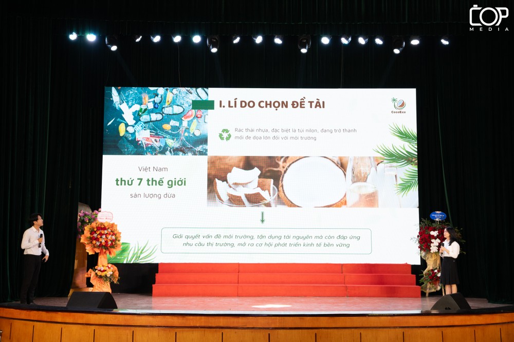 Đội PENDINGERS thuyết trình sản phẩm Túi Xơ Dừa COCOECO DSC00362.jpg