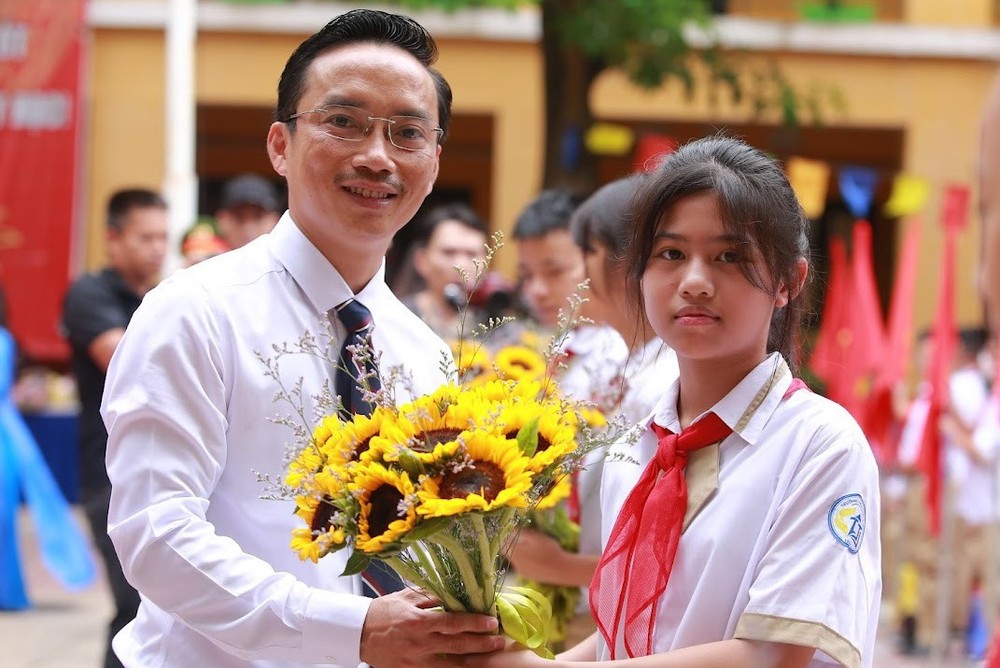 Thầy Nguyễn Cao Cường - Hiệu trưởng Trường Trung học cơ sở Thái Thịnh (Hà Nội) cùng học trò. Ảnh: website nhà trường ong-nguyen-cao-cuong-thcs-thai-thinh-1248.jpeg