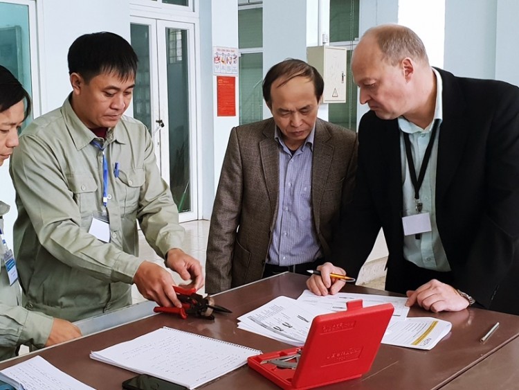 Cần có sự điều chỉnh hỗ trợ tài chính để thu hút nhân tài đến với giáo dục nghề nghiệp. Ảnh: Trường Cao đẳng Cơ giới Ninh Bình Chuyen-gia-Duc-ve-tham-truong-Co-gioi-7.jpg