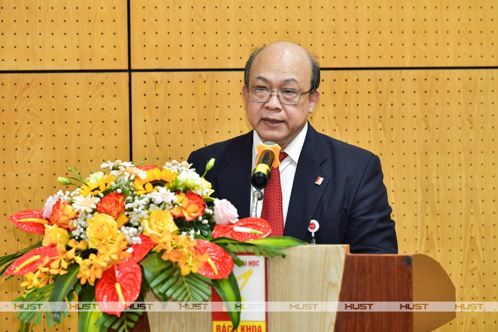 Phó giáo sư, Tiến sĩ Huỳnh Quyết Thắng - Giám đốc Đại học Bách khoa Hà Nội phát biểu chúc mừng và giao nhiệm vụ cho Phó Giám đốc đại học mới được bổ nhiệm. Ảnh: website nhà trường 20250506-cbo_5236.jpg