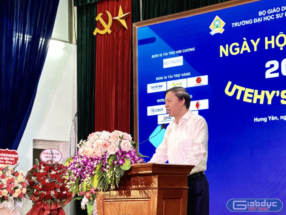Phó Giáo sư, Tiến sĩ Bùi Trung Thành - Hiệu trưởng nhà trường phát biểu khai mạc. Ảnh: Đào Hiền GDVN_127.jpg