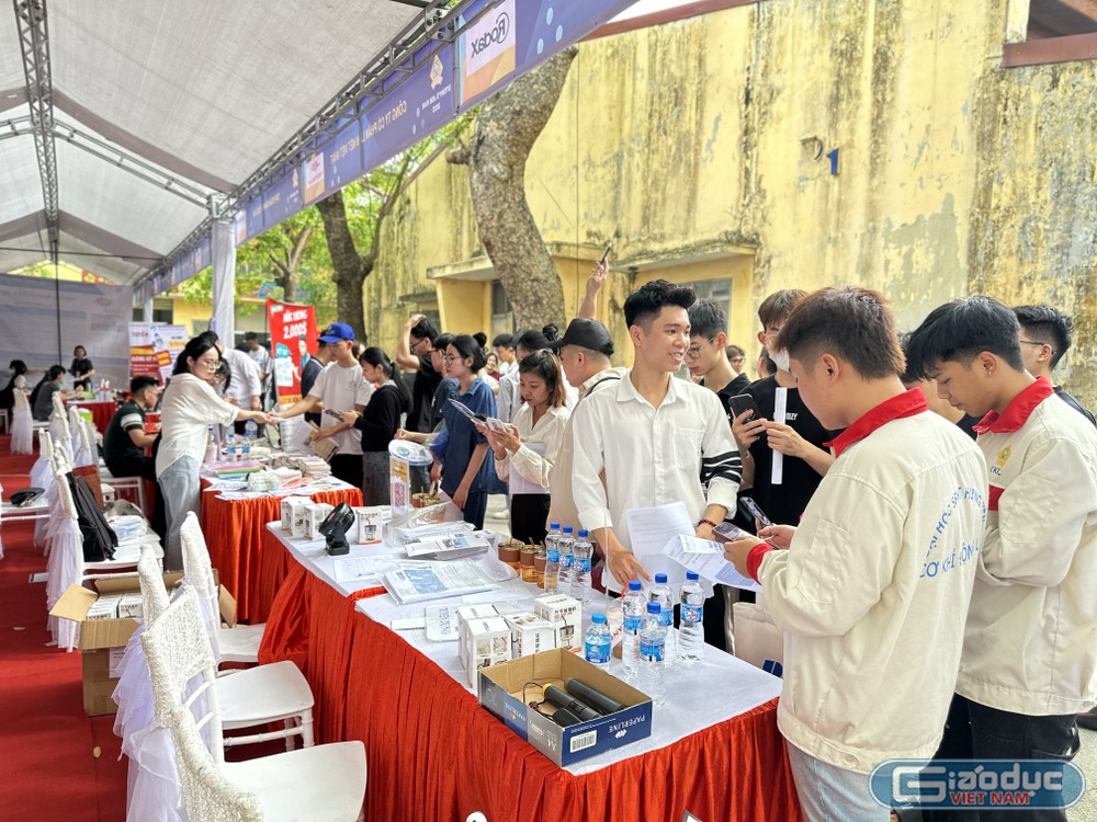 Sinh viên háo hức tại các gian hàng của doanh nghiệp GDVN_145.jpg
