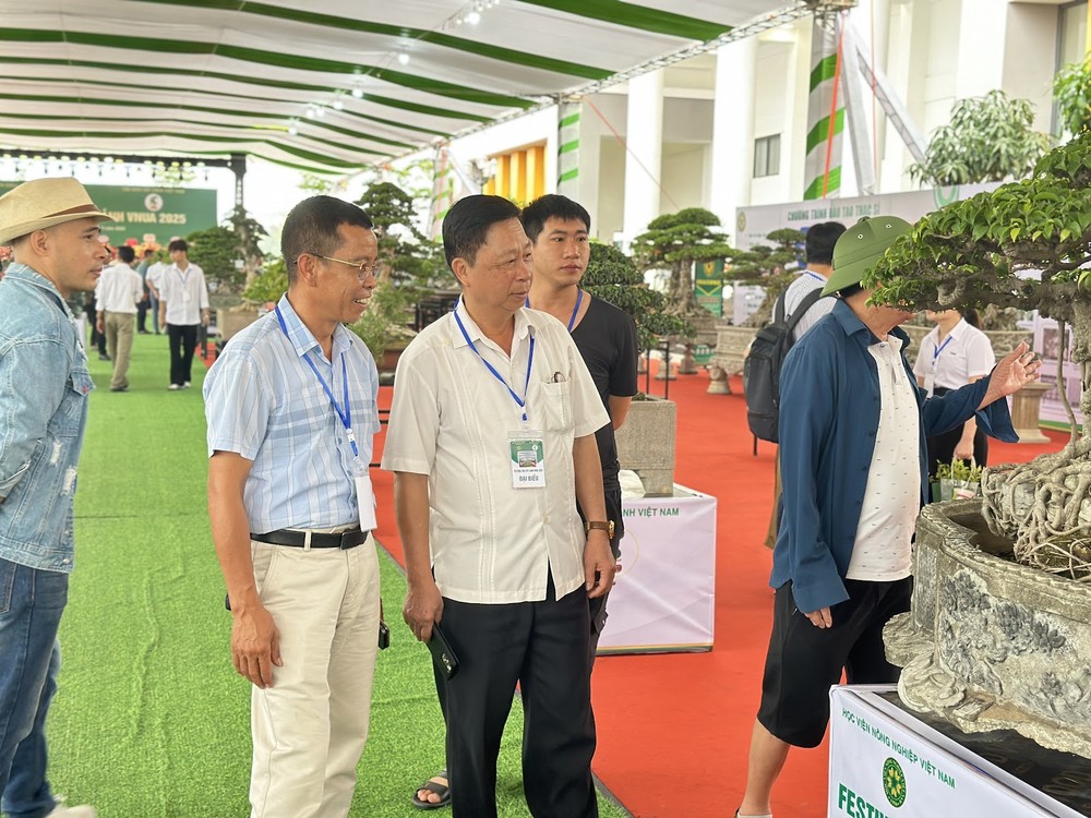 Ông Nguyễn Mạnh Quỳnh tham quan khu triển lãm. Ông Nguyễn Mạnh Quỳnh tham quan khu triển lãm.
