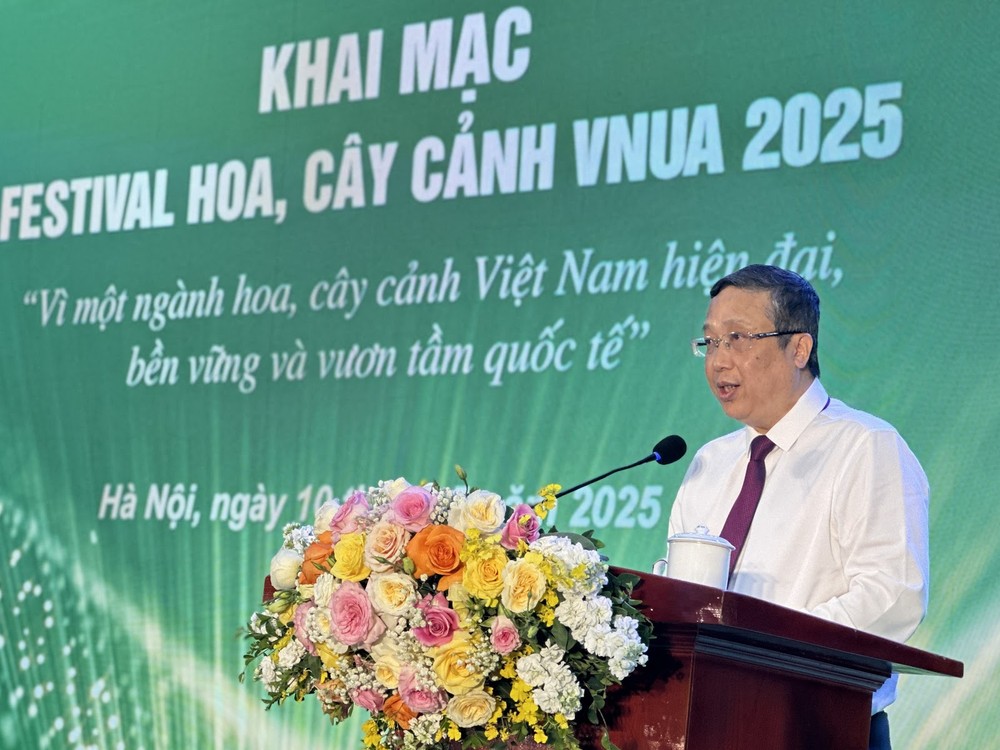Thứ trưởng Bộ Nông nghiệp và Môi trường Hoàng Trung chia sẻ tại buổi lễ. Thứ trưởng Bộ Nông nghiệp và Môi trường Hoàng Trung chia sẻ tại buổi lễ.