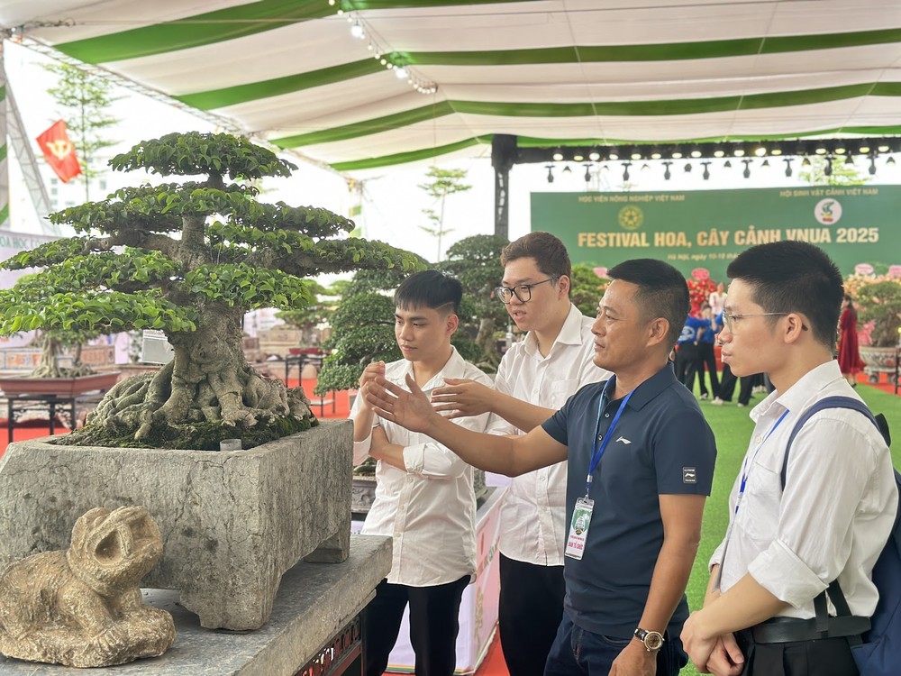 Anh Lê Đức Nam chia sẻ với sinh viên tại khu triển lãm. Anh Lê Đức Nam chia sẻ với sinh viên tại khu triển lãm.