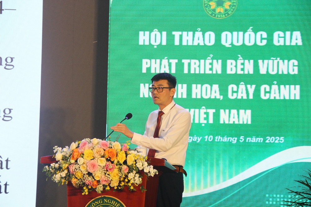 Phó giáo sư, Tiến sĩ Nguyễn Anh Trụ - Khoa Kế toán và Quản trị Kinh doanh, Học viện Nông nghiệp Việt Nam trình bày tham luận. z6587777384579_755d4cdfc8abb9e98b12d4fa193ded8c.jpg