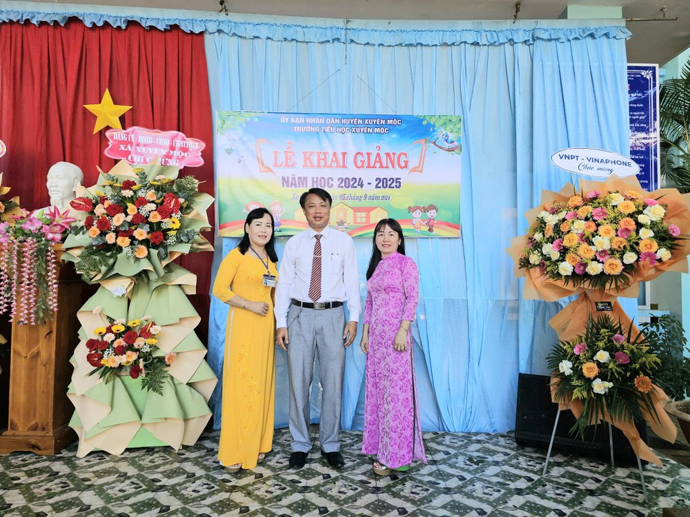 Cô giáo Vũ Thị Hồng Loan, Phó hiệu trưởng Trường Tiểu học Xuyên Mộc (bìa phải ảnh). Ảnh: NVCC 458500815_2311465275864176_808874891978300136_n.jpg