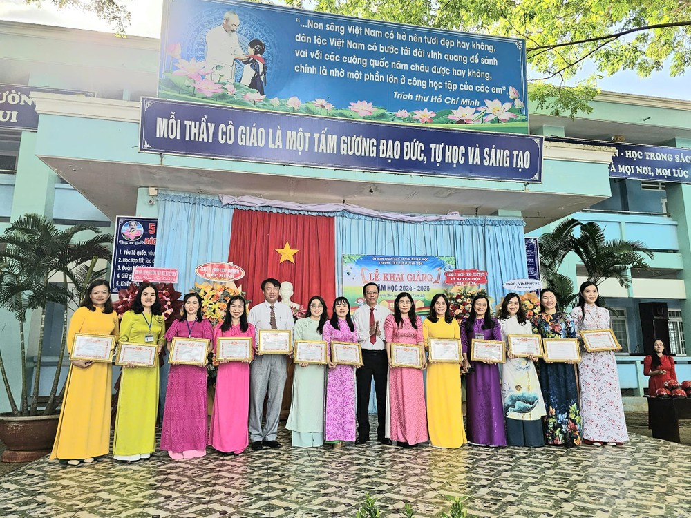 Cô giáo Vũ Thị Loan (thứ 7 từ trái sang). Ảnh NVCC 490342133_2496934787317223_7999403229386987158_n.jpg