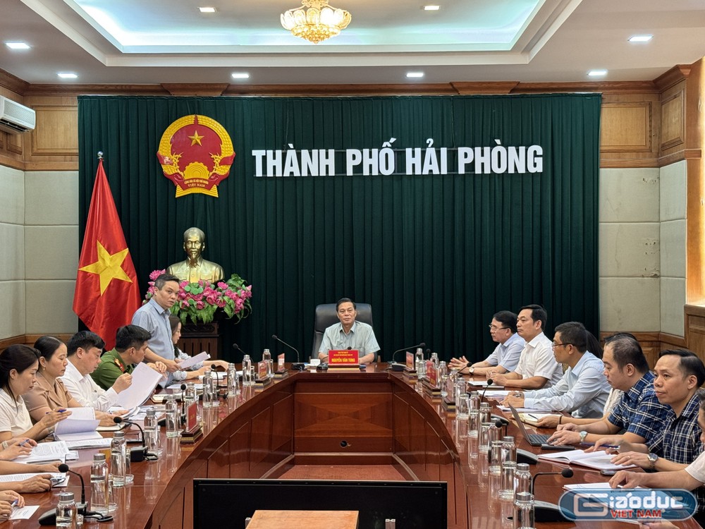 Chủ tịch Ủy ban nhân dân thành phố Hải Phòng chủ trì nghe báo cáo về việc trẻ 5 tuổi Trường Mầm non An Dương (quận Lê Chân) bị bầm tím ở vùng lưng (Ảnh: CTV) GDVN_chu-tich-chi-dao.jpg