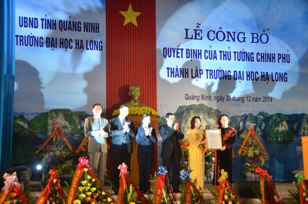 Lễ công bố Quyết định thành lập Trường Đại học Hạ Long năm 2014 (Ảnh: NTCC) Dai-hoc-Ha-long.JPG