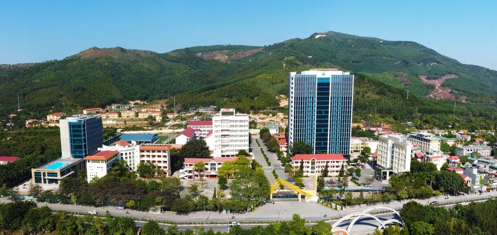 Trường Đại học Hạ Long đang khẳng định vị thế, thương hiệu, uy tín của mình sau 10 năm thành lập (Ảnh: NTCC) ĐHHL Panorama 2 (1).jpg