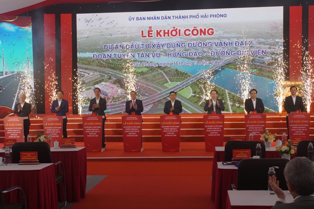 Các đại biểu bấm nút khởi công dự án (Ảnh: HP) khoi-cong-2.jpeg