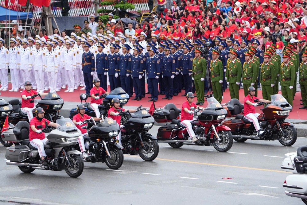 Các khối diễu hành tiến qua lễ đài (Ảnh: CTV) hp-dieu-hanh-19.jpg