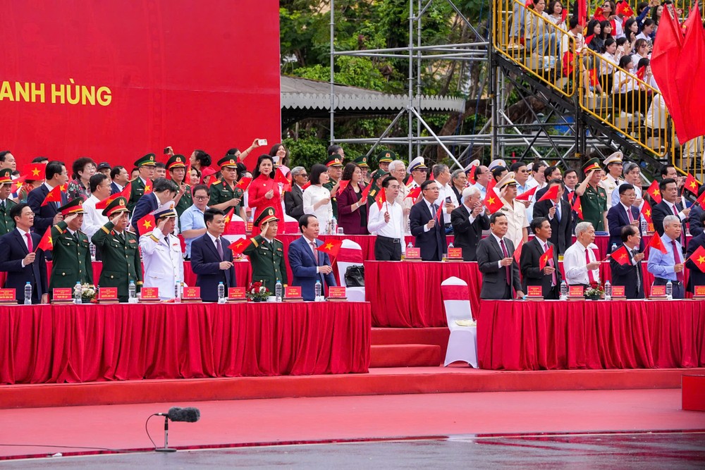 Các đại biểu dự Chương trình Duyệt đội ngũ và Diễu hành quần chúng (Ảnh: CTV) hp-dieu-hanh-20.jpeg
