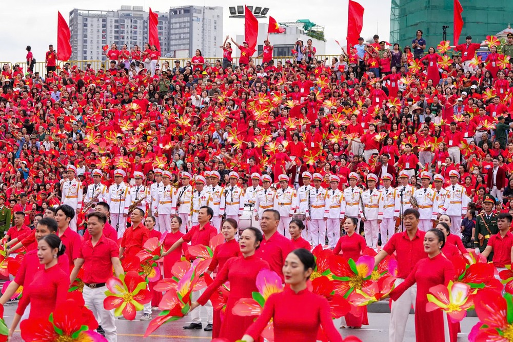 Ca khúc “Thành phố Hoa Phượng đỏ” vang lên trước khi bắt đầu chương trình Duyệt đội ngũ và Diễu hành (Ảnh: CTV) hp-dieu-hanh-21.jpeg
