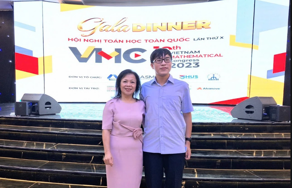 Thanh Tùng và cô Thủy tại Hội nghị Toán học Toàn quốc lần thứ X tại Đà Nẵng. (Ảnh: NVCC) Screenshot 2025-02-17 093410.png