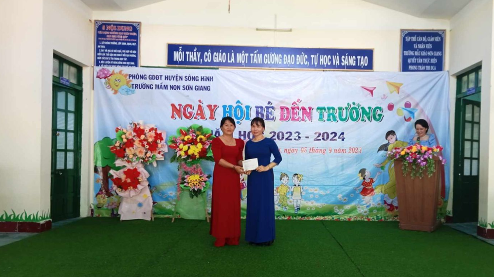 Cô Đinh Hoàng Phương Thủy (bên trái), Hiệu trưởng Trường mầm non Sơn Giang. (Ảnh: website nhà trường) Orange and Brown Illustration Business Report Presentation (1).png