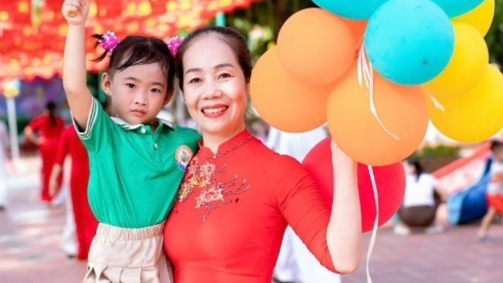 Cô Trịnh Thị Oanh, Hiệu trưởng Trường mầm non Nga An. (Ảnh: NVCC) Orange and Brown Illustration Business Report Presentation.png