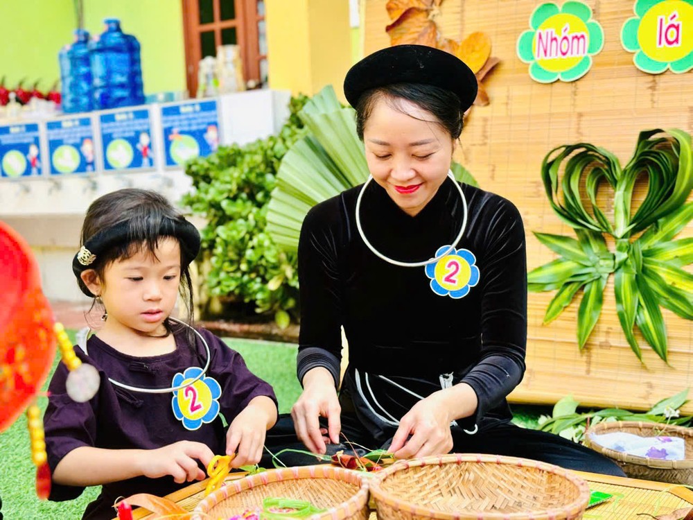 Cô Phạm Thị Bách cùng học sinh làm đồ thủ công. (Ảnh: NVCC) z6329338551785_dfd0245cccf1d882a86d23d763e37f69.jpg
