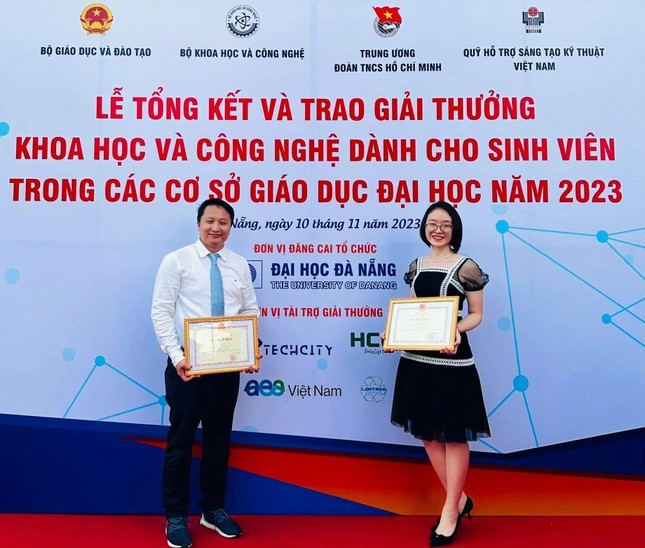 Quỳnh Giang (bên phải) cùng Tiến sĩ Bùi Chí Bảo tại buổi trao giải thưởng Khoa học và Công nghệ dành cho sinh viên trong các cơ sở giáo dục đại học năm 2023. (Ảnh: NVCC) giai-thuong-khcn-danh-cho-sinh-vien-2023-da-nang-cung-thay-2-1640.jpeg