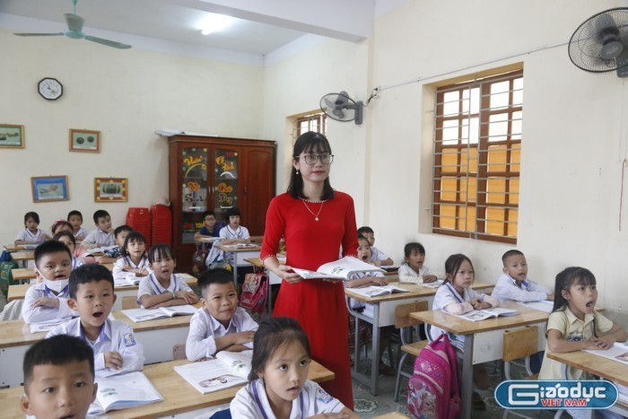 Cần có sự cân nhắc kỹ lưỡng khi đưa giáo viên có chuyên môn tốt lên làm cán bộ quản lý. Ảnh minh họa: Lã Tiến thumb nhà giáo.jpg