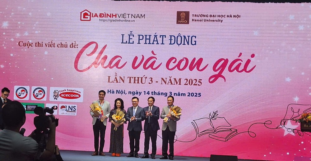 Lãnh đạo Tạp chí Gia đình Việt Nam tặng hoa cho thành viên Ban giám khảo cuộc thi. (Ảnh: Mạnh Đoàn) z6406216595186_3df60773731a0102b403999e395fd393.jpg