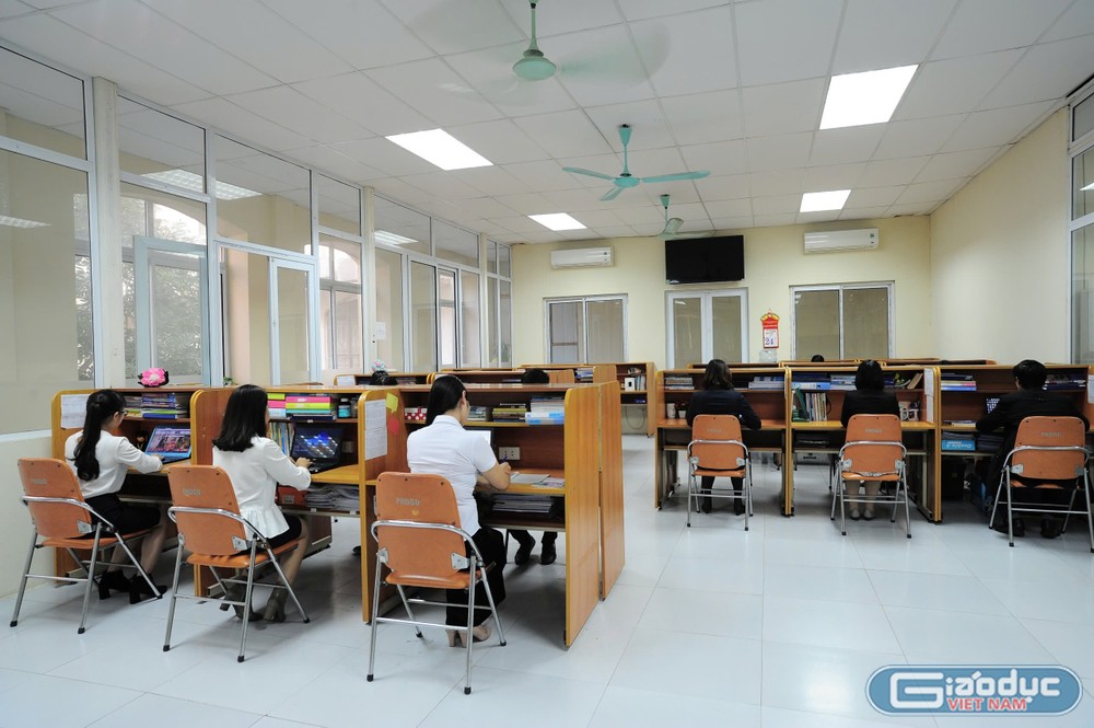 Khu vực phòng làm việc của giáo viên Trường Trung học cơ sở - Trung học phổ thông Nguyễn Siêu. (Ảnh: NVCC) gdvn_thcs-thpt-nguyen-sieu (3).jpg