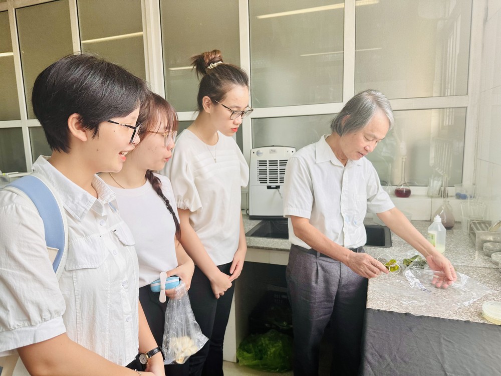 Sinh viên trải nghiệm thực tế. Ảnh: NTCC Sinh viên ngành Công nghệ sinh học trải nghiệm thực tế.jpg
