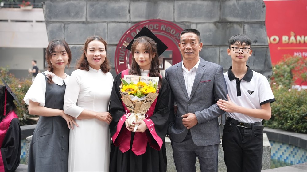 Minh Nguyệt chụp ảnh cùng với bố mẹ và hai em trong buổi lễ tốt nghiệp đại học. (Ảnh: NVCC) Minh Nguyệt chụp ảnh cùng với bố mẹ và hai em trong buổi lễ tốt nghiệp đại học. (Ảnh: NVCC)