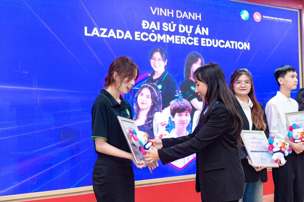Minh Nguyệt được vinh danh là đại sứ dự án Lazada Ecommerce Education. (Ảnh: NVCC) Minh Nguyệt được vinh danh là đại sứ dự án Lazada Ecommerce Education. (Ảnh: NVCC)