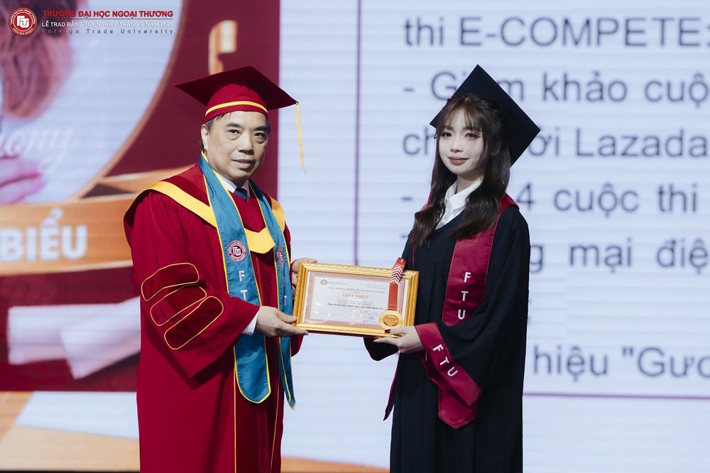 Khép lại hành trình học đại học, Minh Nguyệt đạt GPA 3.72/4.0, sinh viên tốt nghiệp xuất sắc, sinh viên tiêu biểu toàn khóa. (Ảnh: NVCC) Khép lại hành trình học đại học, Minh Nguyệt đạt GPA 3.72/4.0, sinh viên tốt nghiệp xuất sắc, sinh viên tiêu biểu toàn khóa. (Ảnh: NVCC)