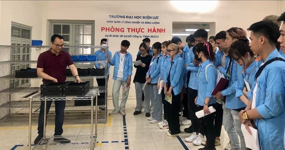Tiến sĩ Nguyễn Đạt Minh cùng các sinh viên Trường Đại học Điện lực tham gia học tập trong tiết thực hành. Ảnh: NTCC. 285518314_719900412592925_2749987708205393861_n.jpg
