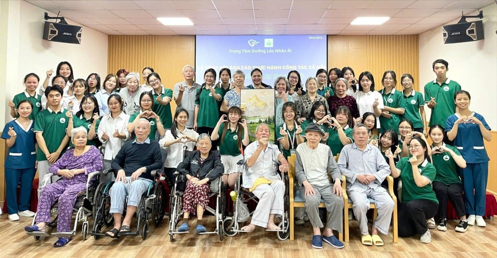 Sinh viên Khoa Công tác xã hội, Trường Đại học Sư phạm Hà Nội tham gia học phần Rèn luyện nghiệp vụ Công tác xã hội tại Trung tâm dưỡng lão Nhân Ái. Ảnh: HNUE. 465706406_1012897440637020_258304837308095806_n.jpg