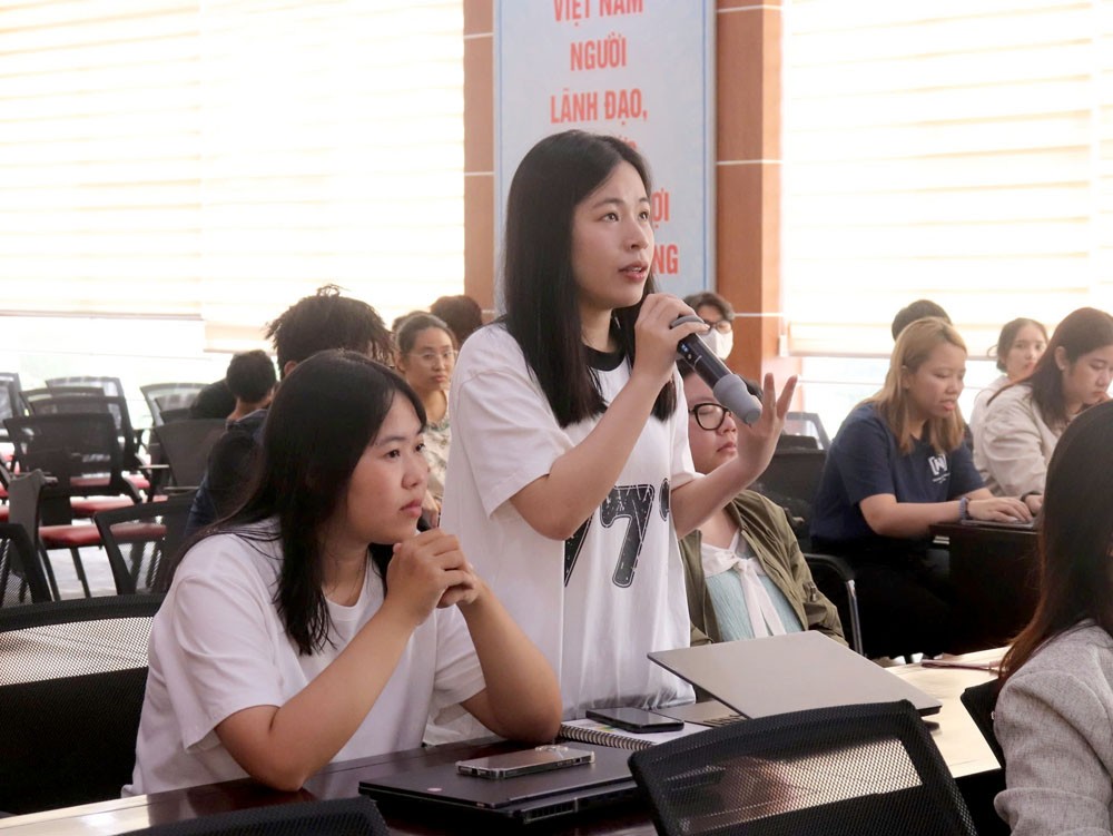 Sinh viên tham gia trao đổi tại buổi tọa đàm. Ảnh: Trung tâm Quản lý Ký túc xá, Đại học Quốc gia Thành phố Hồ Chí Minh. Sinh viên tham gia trao đổi tại buổi tọa đàm. Ảnh: Trung tâm Quản lý Ký túc xá, Đại học Quốc gia Thành phố Hồ Chí Minh.