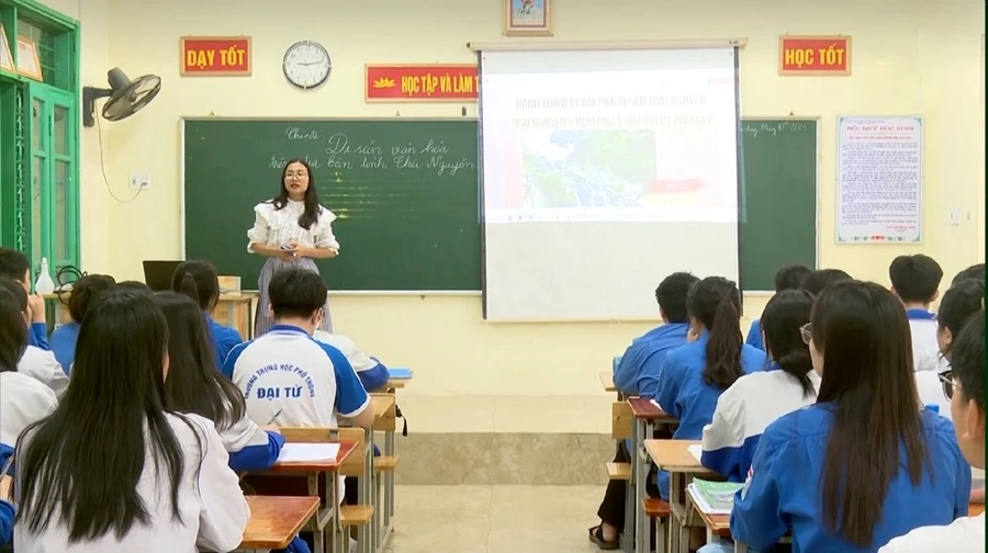 Cô Dương Thị Kiều Anh - giáo viên Trường Trung học phổ thông Đại Từ (Thái Nguyên) và các em học sinh trong giờ môn Lịch sử. Ảnh: NVCC. Cô Dương Thị Kiều Anh - giáo viên Trường Trung học phổ thông Đại Từ (Thái Nguyên) và các em học sinh trong giờ môn Lịch sử. Ảnh: NVCC.
