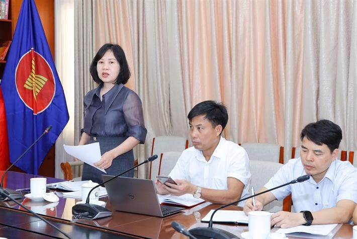 Hiệu trưởng Trường Hữu nghị 80 Chu Kim Phượng báo cáo tại buổi làm việc. Ảnh: Bộ Giáo dục và Đào tạo. Hiệu trưởng Trường Hữu nghị 80 Chu Kim Phượng báo cáo tại buổi làm việc. Ảnh: Bộ Giáo dục và Đào tạo.