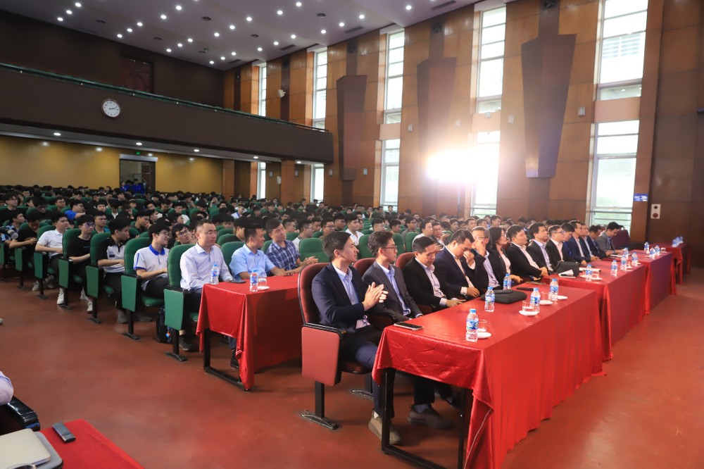 Đại biểu tham dự sự kiện. Ảnh: HUCE. 496923561_1122241213261244_6820644519064507516_n.jpg