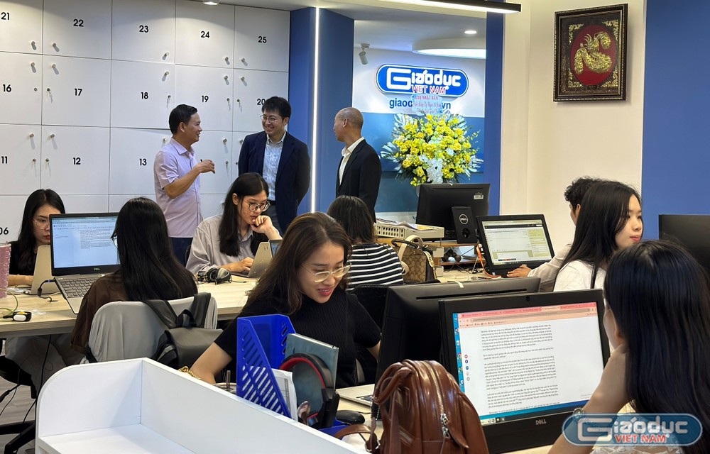Nhà báo Nguyễn Tiến Bình - Phó Chủ tịch Hiệp hội Các trường đại học, cao đẳng Việt Nam, Tổng Biên tập Tạp chí điện tử Giáo dục Việt Nam giới thiệu về Tòa soạn với ông Ishii Chikahisa - Bí thư thứ nhất Đại sứ quán Nhật Bản tại Việt Nam GDVN_DSQ (4).jpg