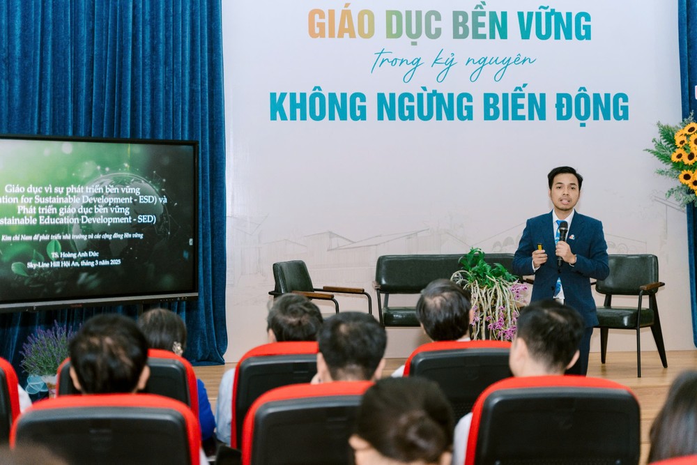 Tiến sĩ Hoàng Anh Đức - Tổng Giám đốc Hệ thống Giáo dục Sky-Line chia sẻ tại Tọa đàm. z6415487476965_6958fd15e4429378b5c81645a407bde7.jpg
