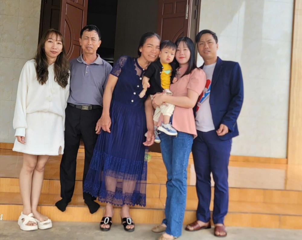 Thầy Tâm (ngoài cùng bên phải) chụp ảnh cùng gia đình ở Quảng Trị. (Ảnh: NVCC) z6249985613384_08ed46f8ea43eda8a626f029c0c8931c.jpg