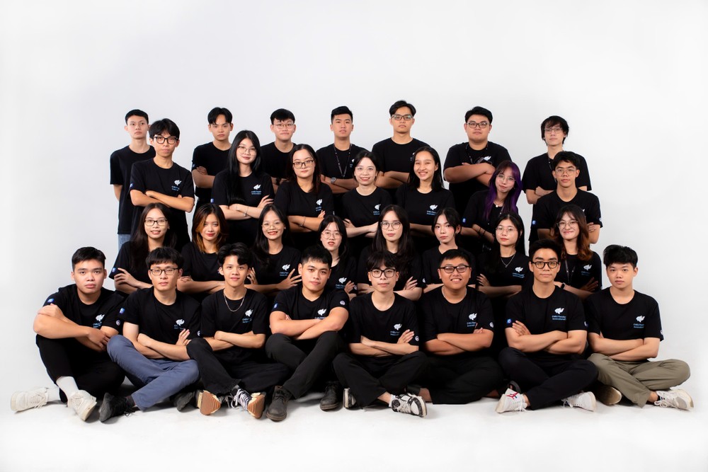 Linh cùng các thành viên tham gia dự án NEU Reader. Ảnh: NVCC z6540434749280_1b205af60b240dc9bcdad45d104de3db.jpg