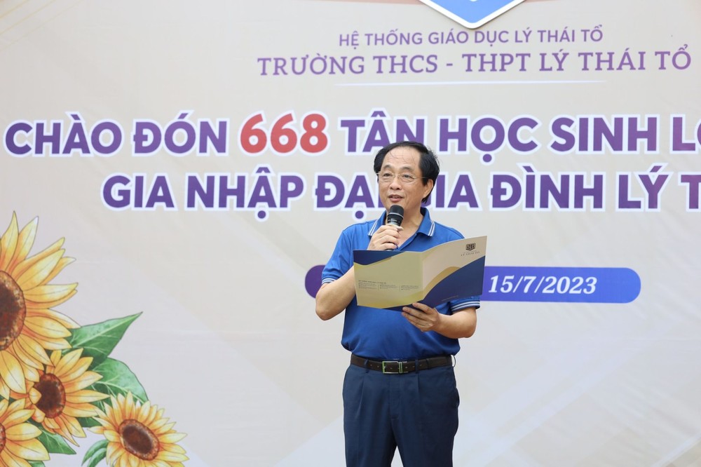 Thầy Trịnh Hùng Sơn - Hiệu trưởng Trường Trung học cơ sở, Trung học phổ thông Lý Thái Tổ (quận Cầu Giấy, Hà Nội). Ảnh: website nhà trường 1 (3).jpg