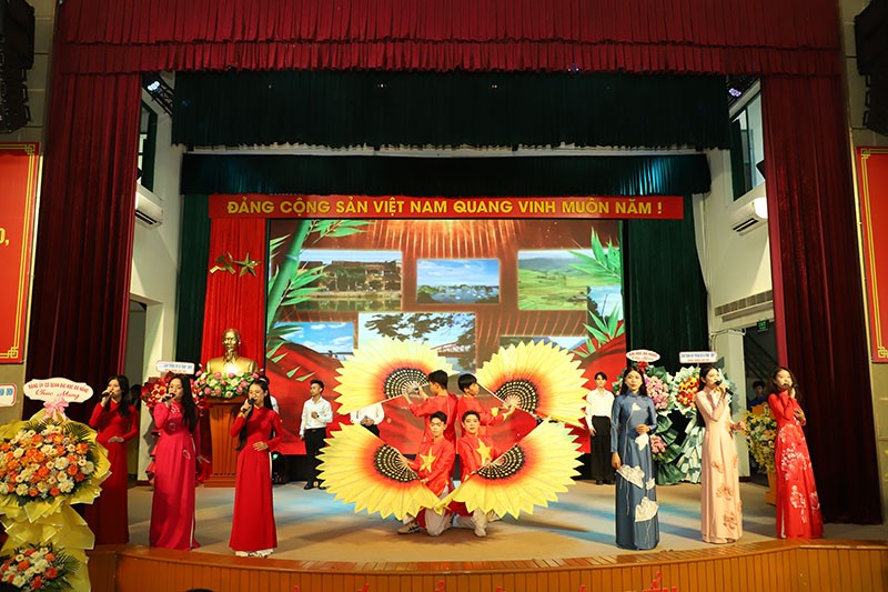 Chương trình văn nghệ chào mừng Đại hội của Đoàn Thanh niên Nhà trường. Chương trình văn nghệ chào mừng Đại hội của Đoàn Thanh niên Nhà trường.