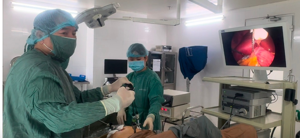 Giáo sư, Tiến sĩ Hà Văn Quyết (bên trái) đang thực hiện phẫu thuật nội soi tiêu hóa. (Ảnh: NVCC) 3.png