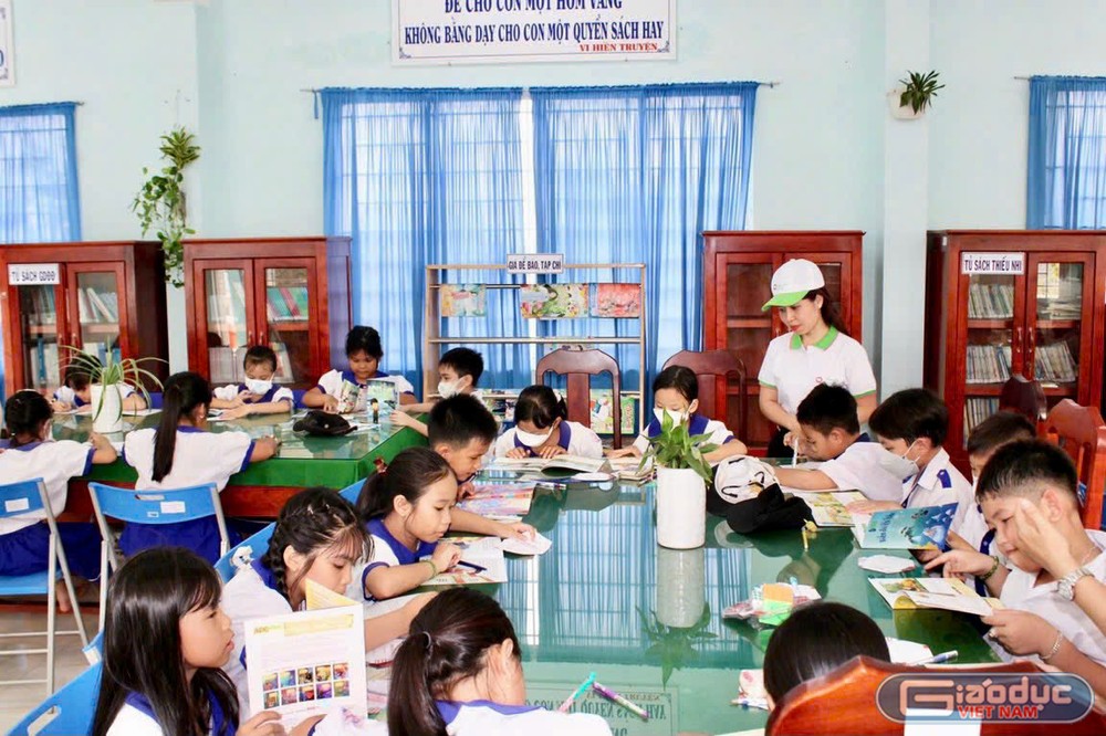 Học sinh thích thú với những cuốn sách mới trong giờ ra chơi gdvn-nk-7867.jpg