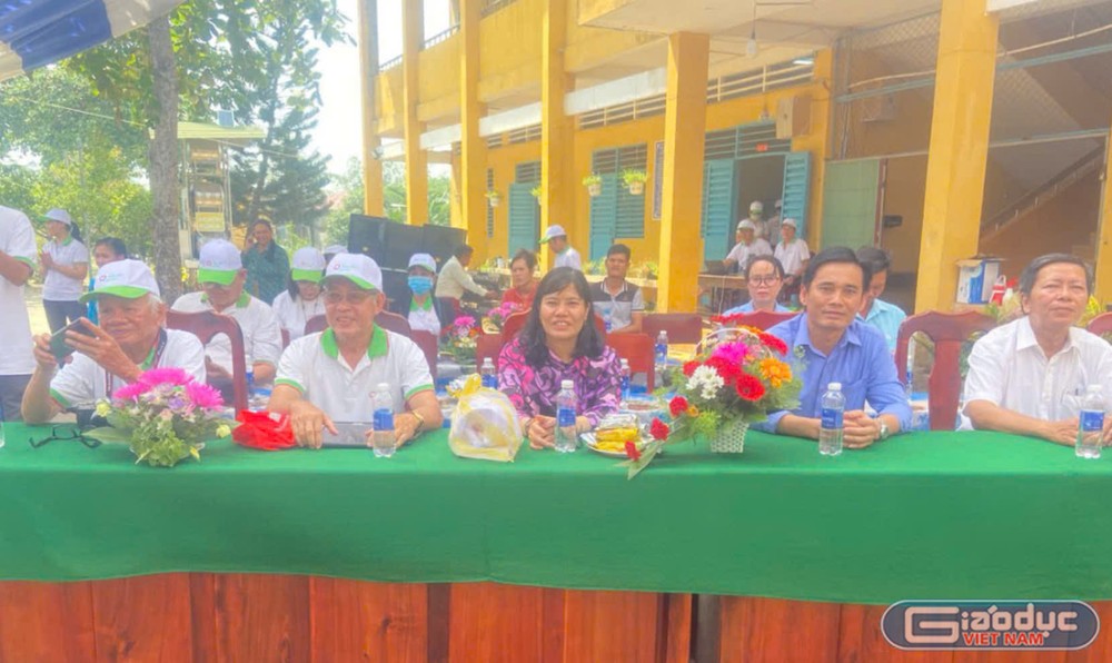 Lãnh đạo Phòng Giáo dục và Đào tạo cùng nhà tài trợ trong một lần trao tặng sách cho thư viện trường học gdvn-nk-9325.jpg